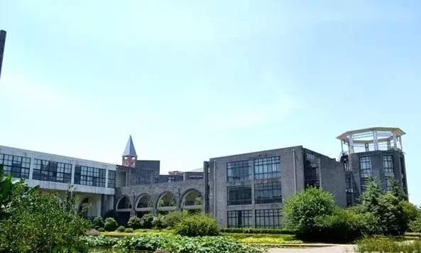 武汉这个美得像城堡一样的大学,你打卡了吗?