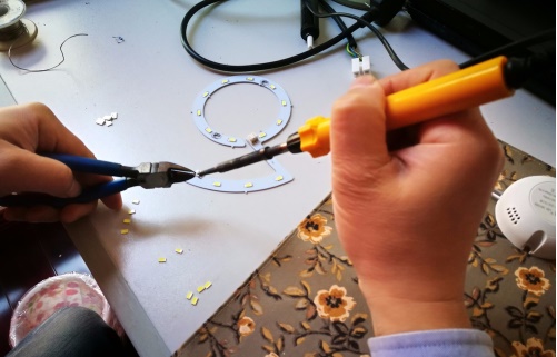 led灯珠坏了短接修复视频,led灯有微弱光但不亮简单修复