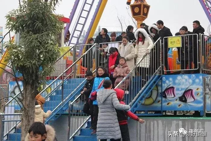 请给孩子们一个幸福的童年,镇雄人送娃娃上学