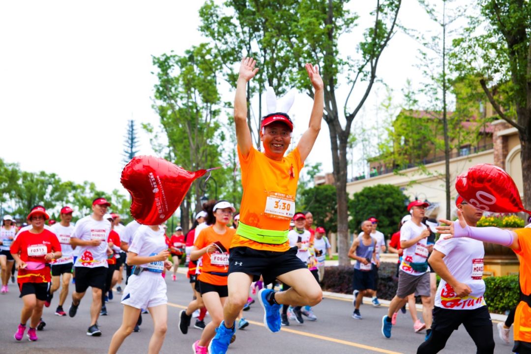 王珞丹成都活动,马拉松燃爆全城