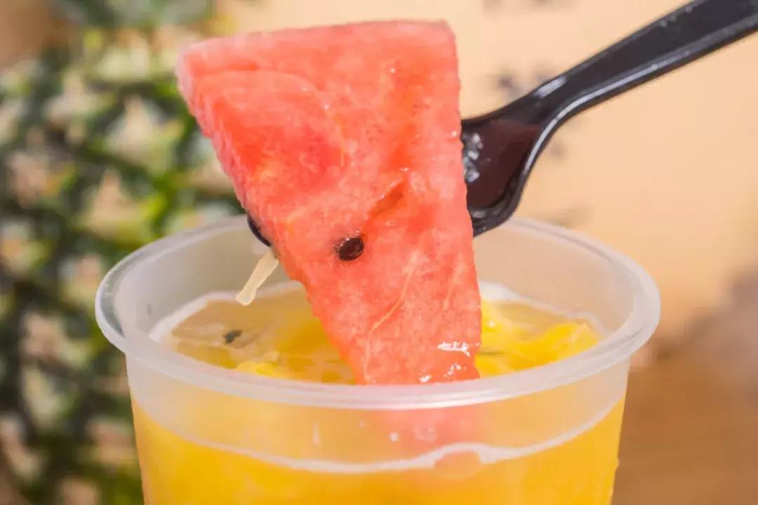 曝光！人广惊现1杯“少女*身失**茶”，快被小姐姐排疯了！