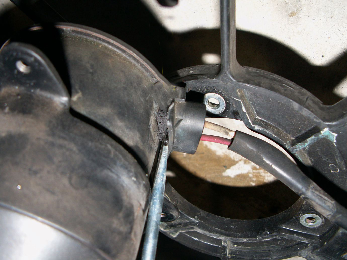 轿车散热风扇不转导致开锅,汽车散热器开锅怎么解决