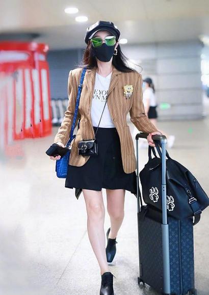 范冰冰生图精修差别大!穿西装裙暴露真实腰围,易胖体质可太难了