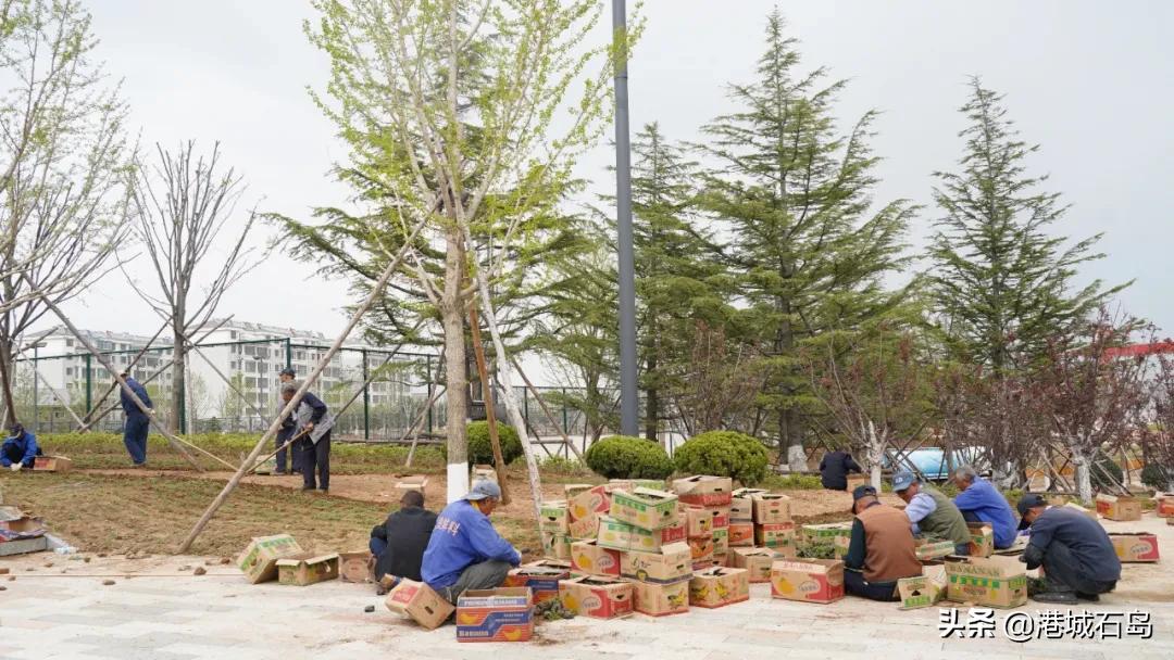 向坚守岗位的一线工人致敬,向坚守在户外的劳动者致敬