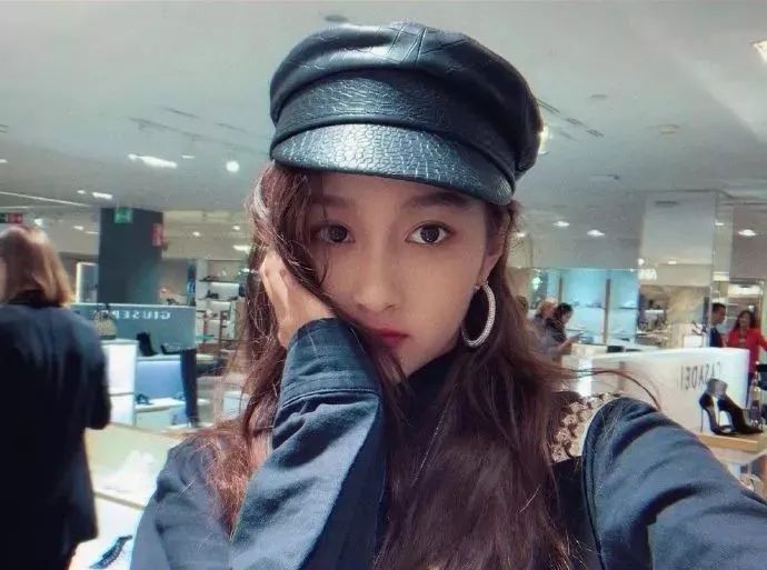 关晓彤最近私服穿搭,关晓彤机场变装