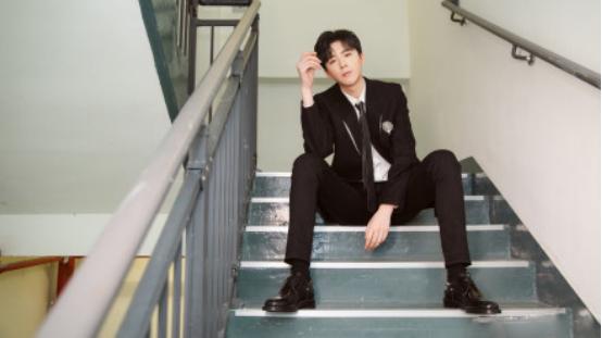 刘宇宁穿水蓝色西装外套饰品,刘宇宁的衣品