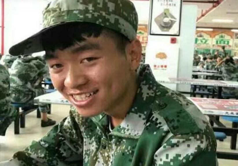 校园撞脸明星,大学生撞脸蔡徐坤