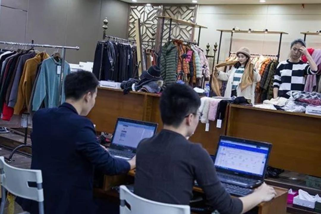 看了200场抖音直播,我爱上了1800公里外的商场柜姐