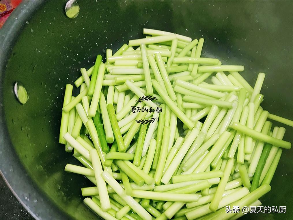怎样使炒好的蒜苔持久不变色,蒜苔有点老怎么炒好吃