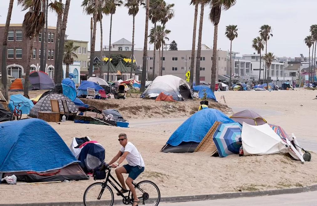美国最富加州崩塌？大企业跑路，居民出逃，流浪汉占领城市