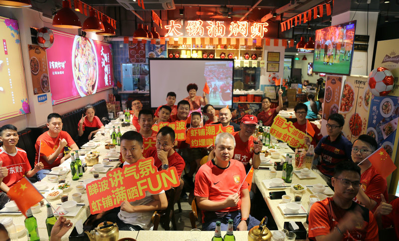 这家虾铺有搞作，在红色的海洋中剥龙虾看球，好热闹