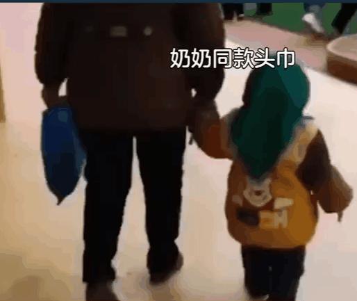 奶奶带孙子逛街，俩人头饰太“抢眼”，网友：笑喷了，我家有同款