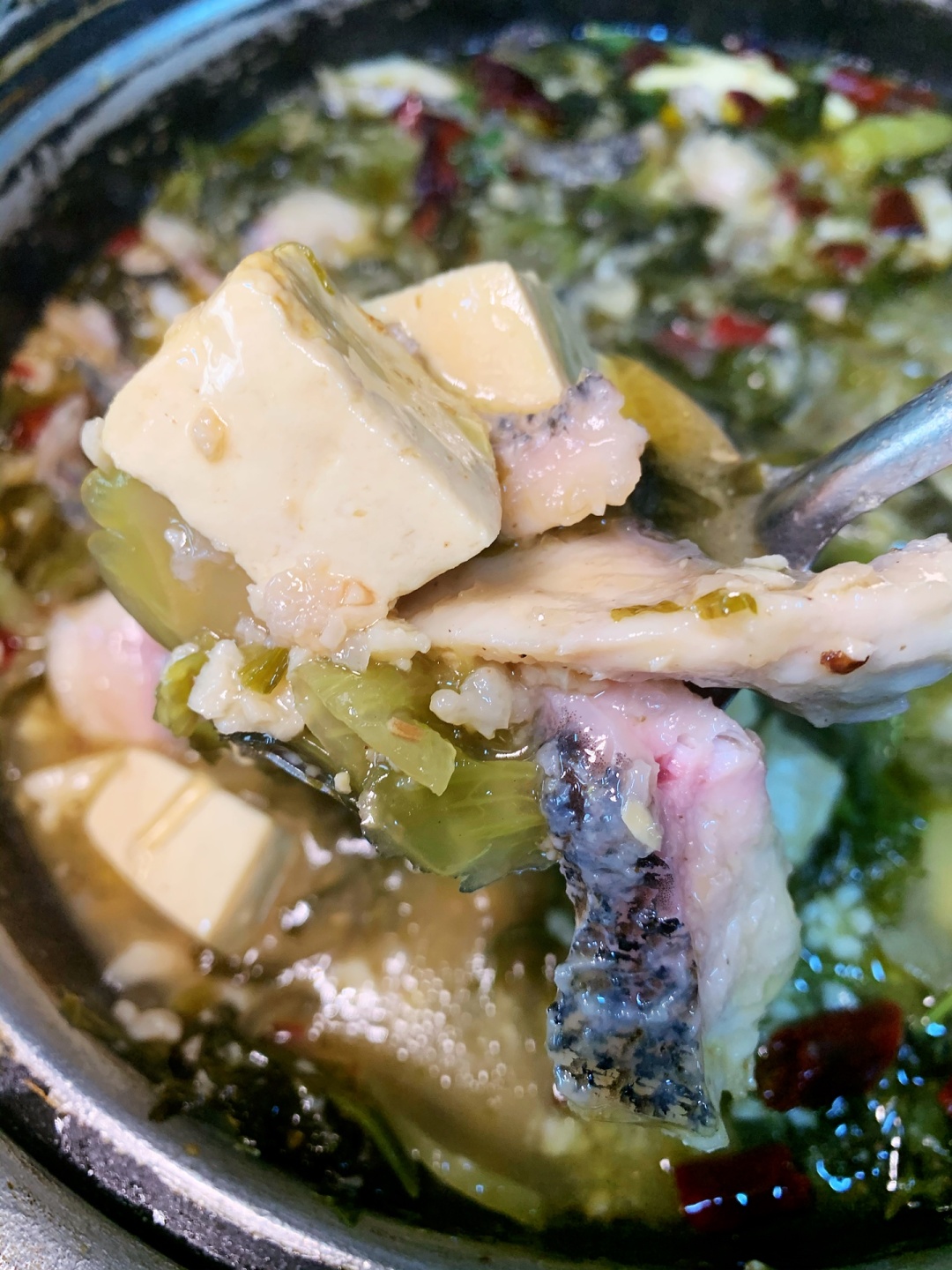 10张桌子的烤鱼店铺需要几个员工,长春市十张桌火锅