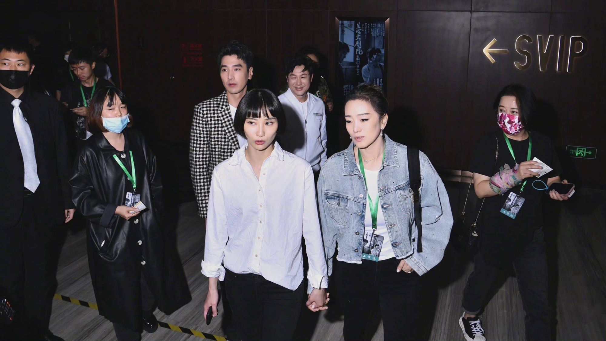 巩俐白衬衫配白裙,巩俐穿碎花裙显壮实力