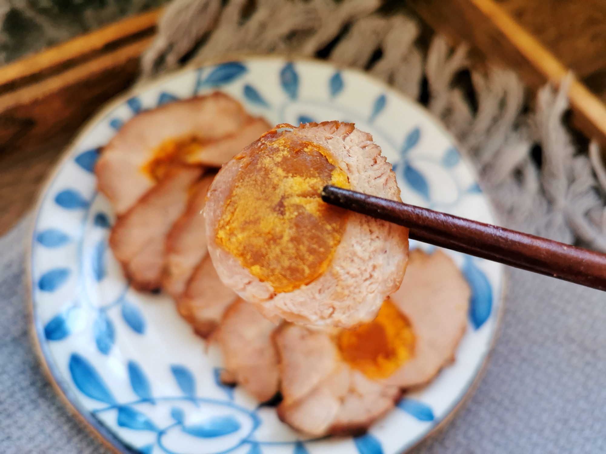 叉烧肉里的咸蛋黄怎么放进去的,咸蛋黄叉烧肉的家常电饭锅做法