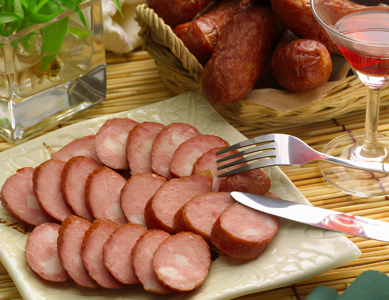 大学生卖烤肠月入过万,摆地摊卖哈尔滨红肠赚钱吗