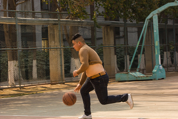 50岁女性膝盖咔咔响是怎么回事,脚膝盖关节咔咔响什么原因引起的