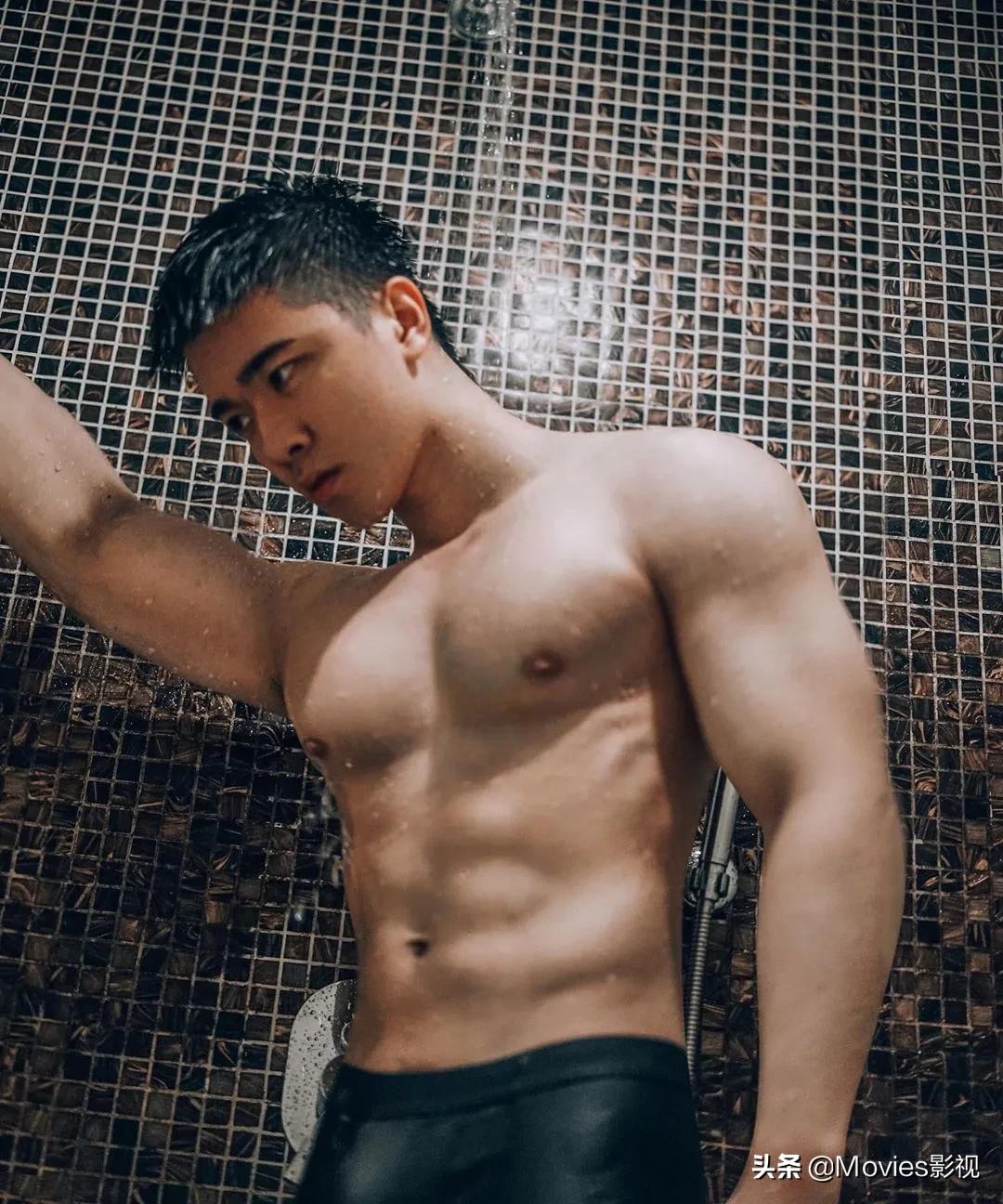 穿短裤比汪小菲还好看！奶凶腱子肉小狼狗，浴室照疯狂撩粉！