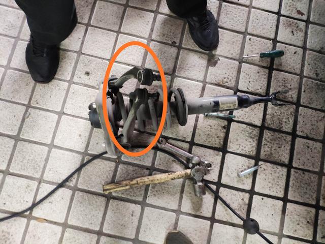 奥迪助力泵异响怎么解决,18年奥迪a4方向助力失效