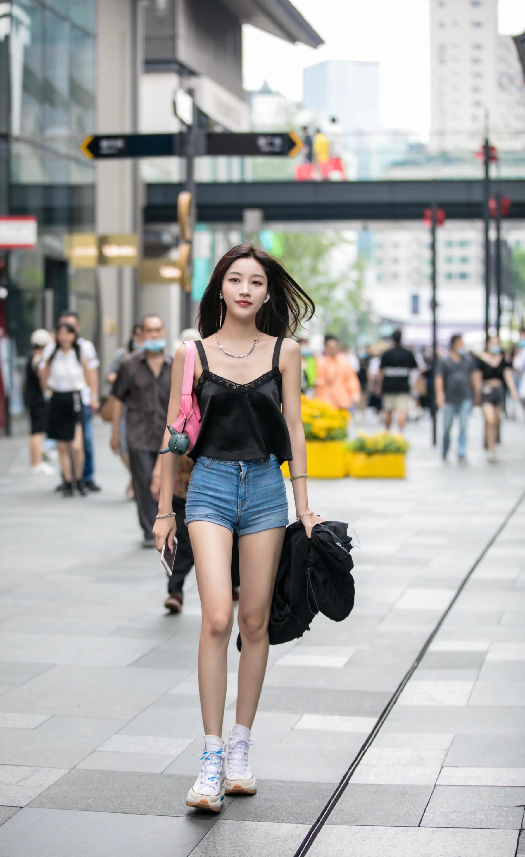 街拍牛仔短裤时尚穿搭风格,一字牛仔短裤穿搭街拍