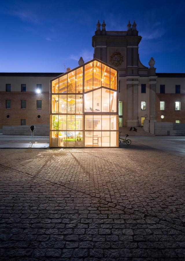 面面俱到的透明木楼,马德里庭院中央的艺术家城市住宅装置