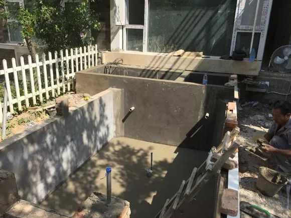 地面上鱼池自动排污过滤施工方法,鱼池过滤系统怎么实现自动排污的