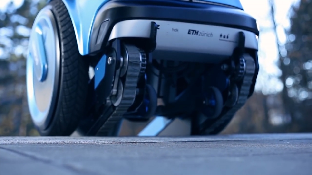 瑞士22岁大学生，发明“自动爬楼梯”轮椅，像坦克的履带？