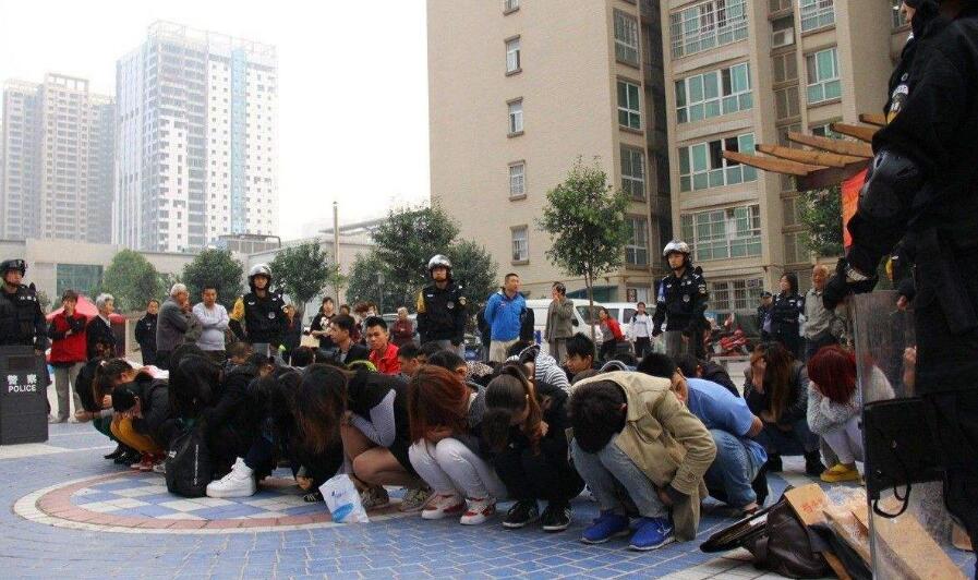 警方破获特大传销案家中藏7000万,破获特大网络传销案现场