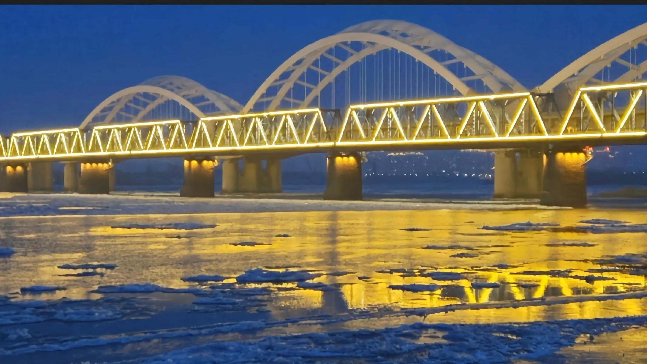 佳木斯松花江跑冰排视频,看哈尔滨松花江冰排最佳位置