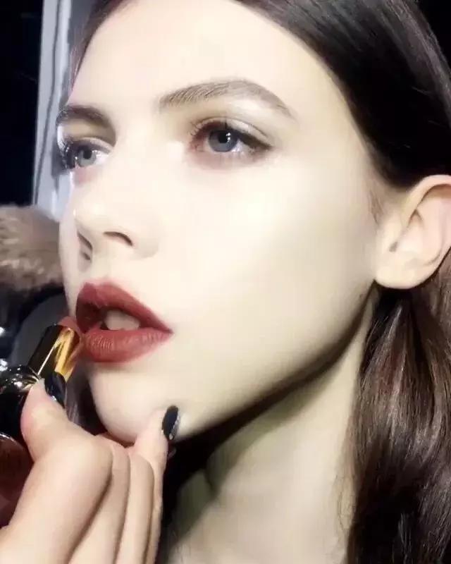 泫雅为什么要丰唇,泫雅太红了怎么办