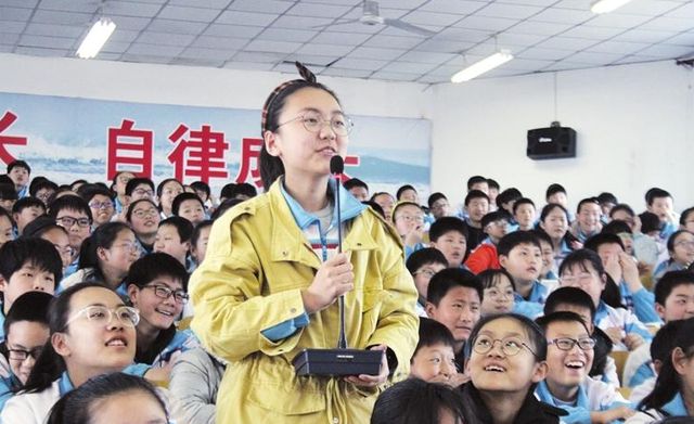 如何帮助孩子克服上台恐惧,孩子上台胆小该如何教育