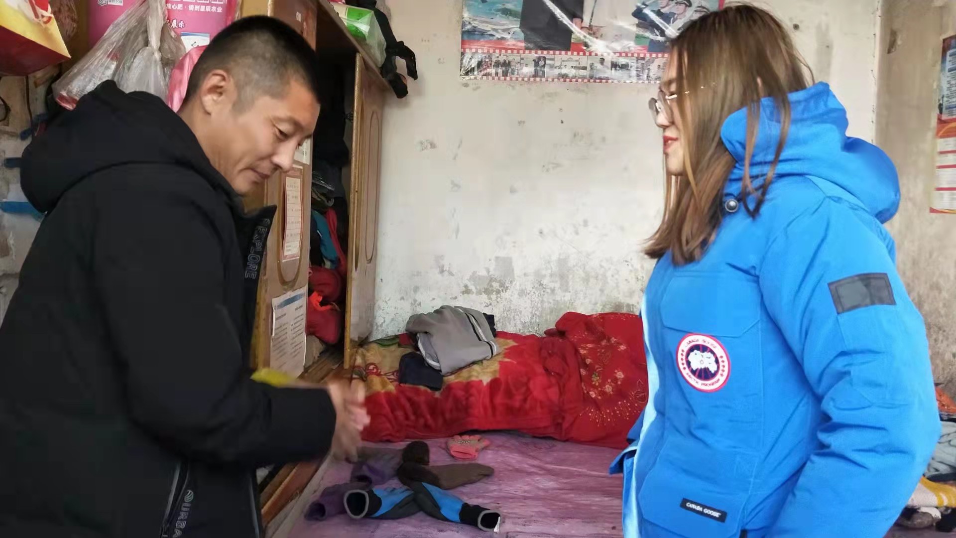 女教师资助贫困学生完整版,女教师救助贫困学生完整视频