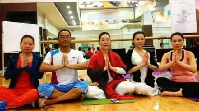 丁大爷,60多岁大爷练习瑜伽像20岁小伙子