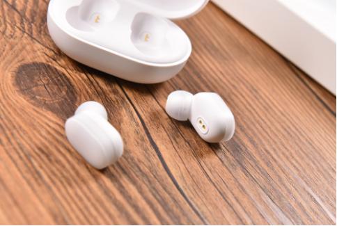 小米蓝牙airdots青春版怎么连手机,小米蓝牙耳机airdots青春版灯不亮