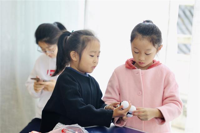 纸间流淌的社区温度——童心童画迎大运