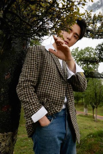 张新成露背西装同款,县委大院张新成撑伞照片