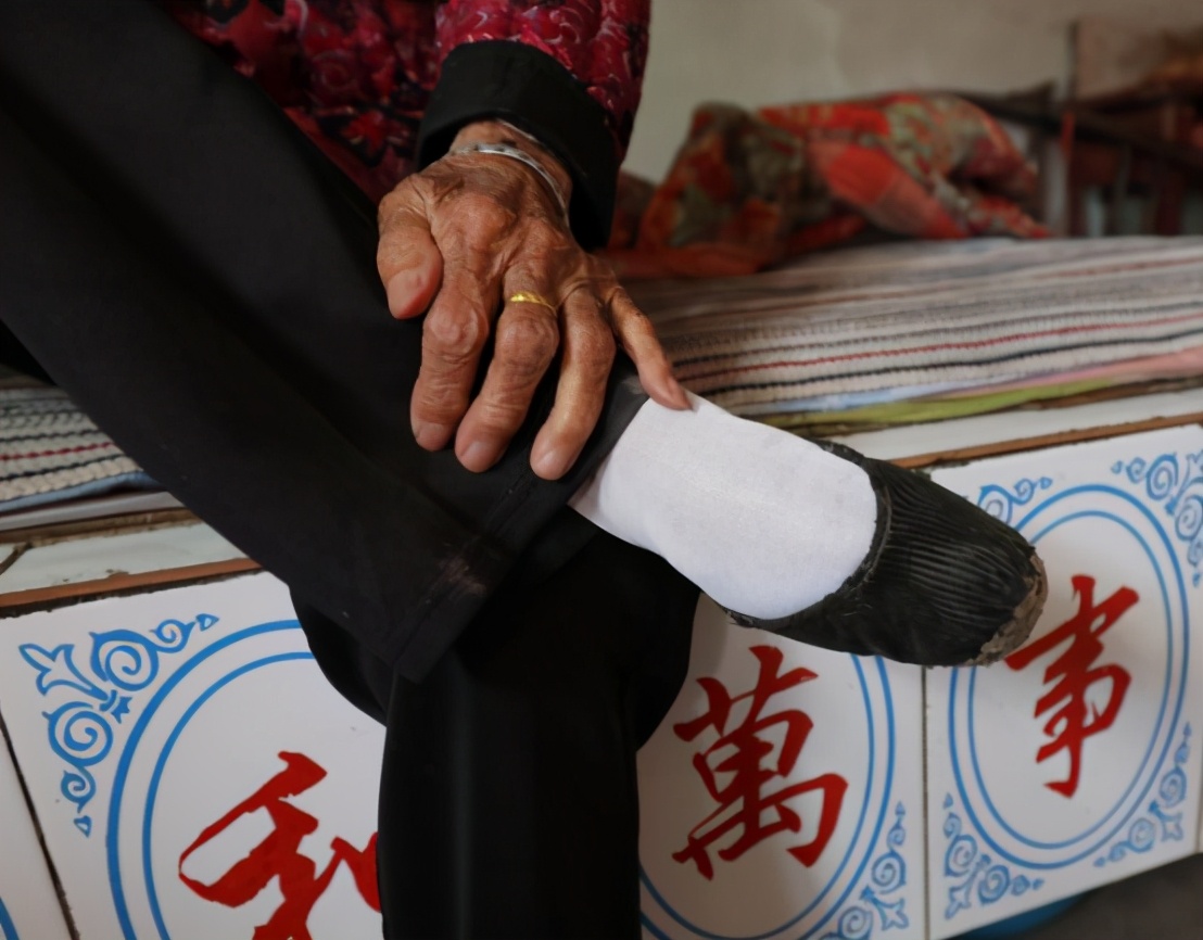 6岁为“美”被迫缠脚:三寸小脚走到百岁,看这位奶奶活成啥样子