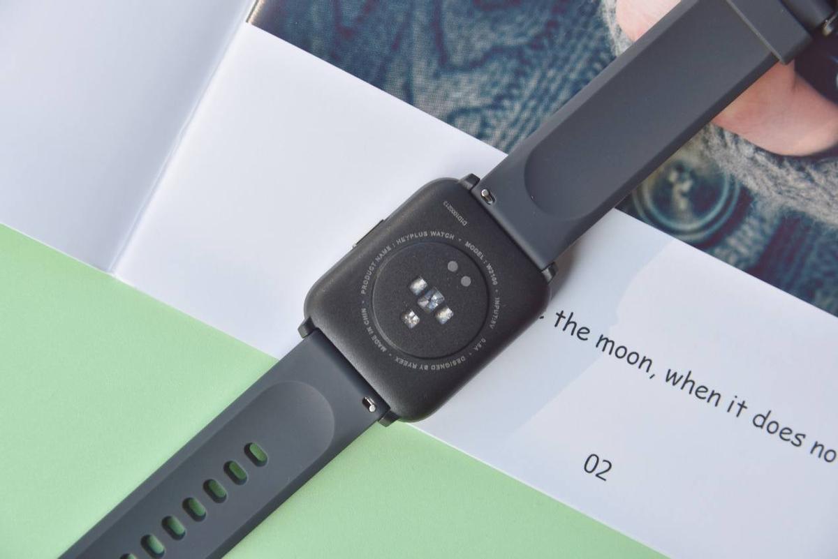 黑加两年后回归小米生态链，399元开启众筹，这手表亮了