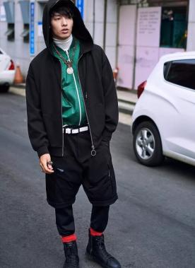 阿云嘎现身机场,184cm像超模身材,卫衣加牛仔裤穿出秀场感觉