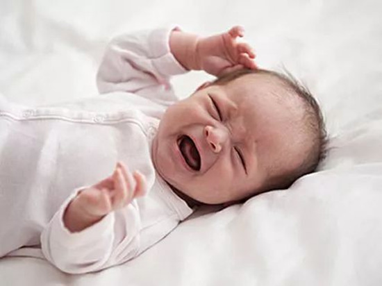 预防胀气的正确哺乳姿势,哺乳姿势不正确有什么危害