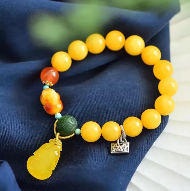 珠宝新贵：蜜蜡「mìlà」