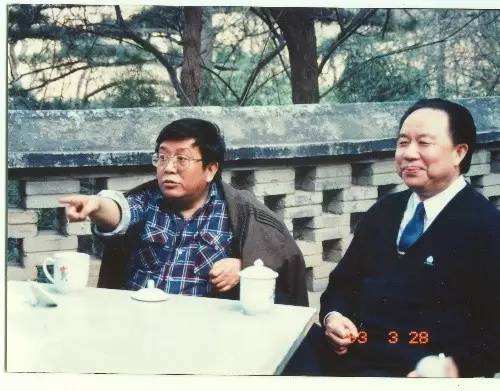 他一生两次入狱多次失业,他三次入狱成为亿万富翁