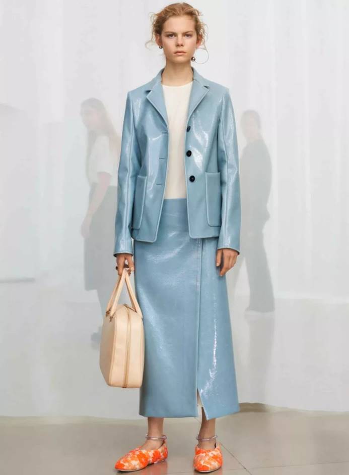 皮衣怎么穿显得时尚 (皮衣这样穿随性帅气气场十足)