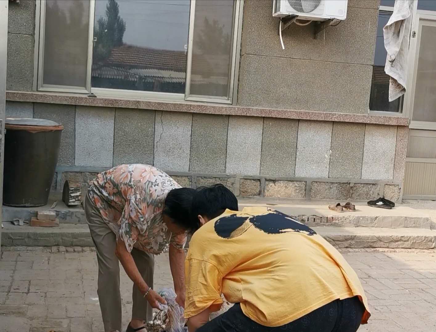 接婆婆妈和公公爸一起过端午节,端午节带女儿回家陪婆婆他们过节