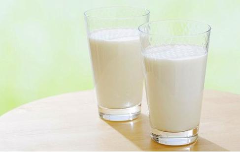 母乳牛奶羊奶营养价值对比表,羊奶和牛奶哪个营养更全面