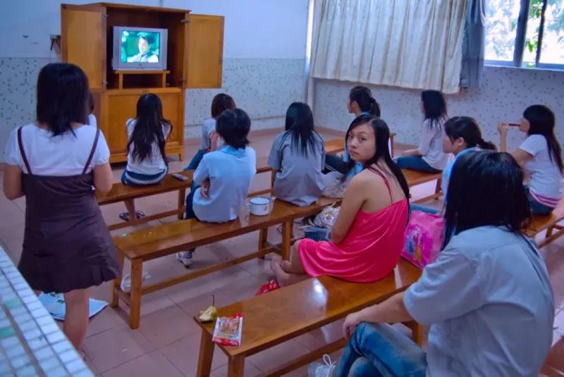 他用20年，拍下了流水线上的一代“打工人”