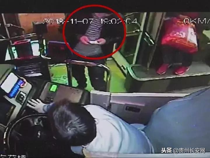 公交司机被锁喉一位少年出手了,遵义公交29路撞到11路公交事件