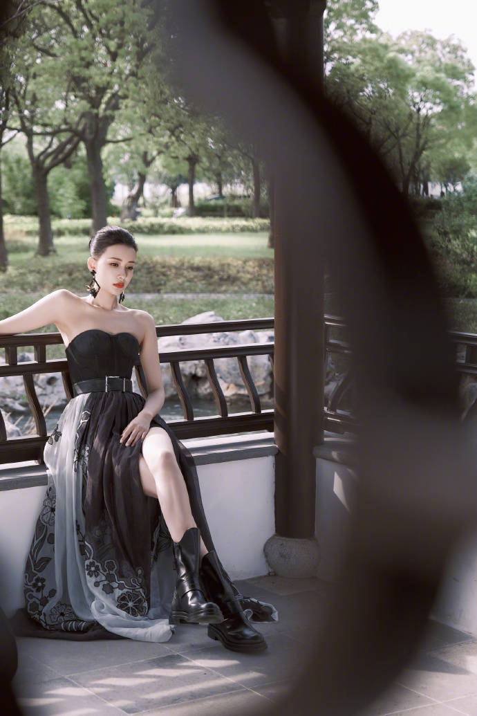 孙怡连衣裙穿搭,孙怡孙玫粉色毛绒连衣裙