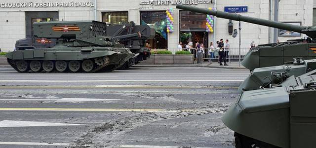 老兵视野：俄军阅兵坦克碾坏莫斯科街道没那么尴尬，这是无解难题