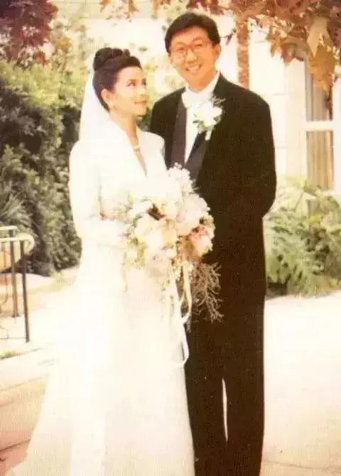 被称“港版梦露”，惊艳了一个时代的她，再露面连皱纹都是美的